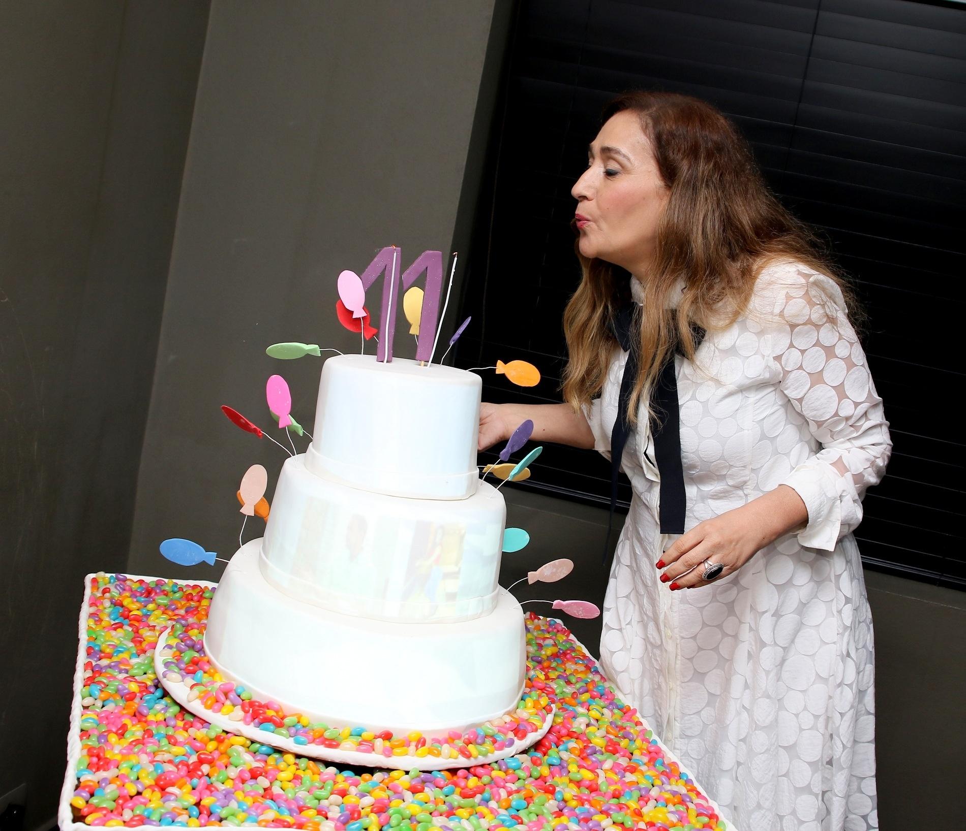 Sonia Abrão apaga a velinha do bolo para celebrar o aniversário do seu programa "A Tarde É Sua" - Thiago Duran/AgNews