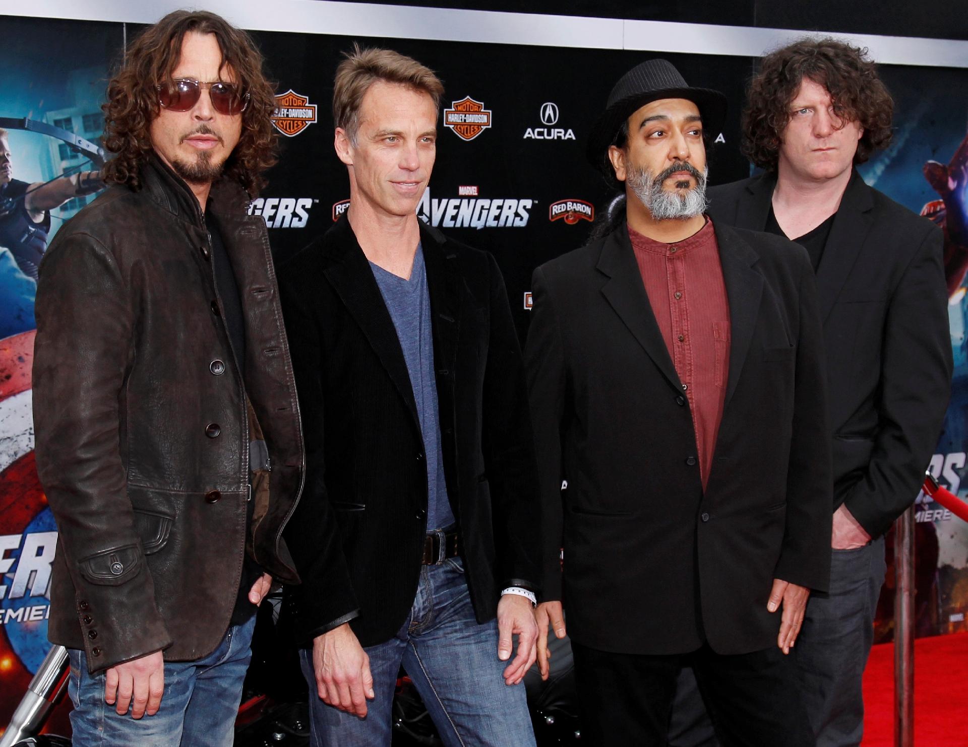 Chris Cornell com os colegas da banda Soundgarden durante a pré-estreia de "Vingadores" em 2012 - Danny Moloshok/Reuters