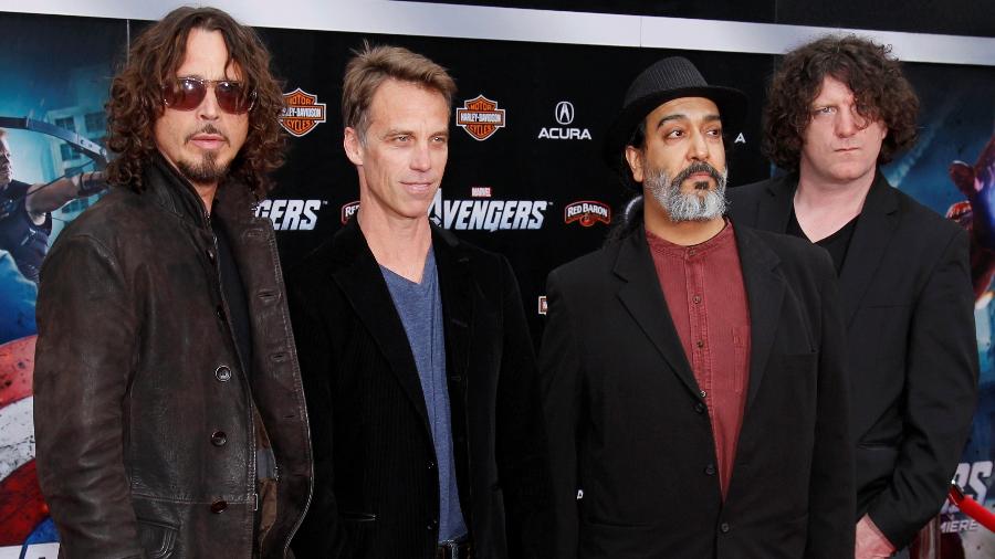 Chris Cornell com os colegas da banda Soundgarden durante a pré-estreia de Os Vingadores, em 2012 - Danny Moloshok/Reuters