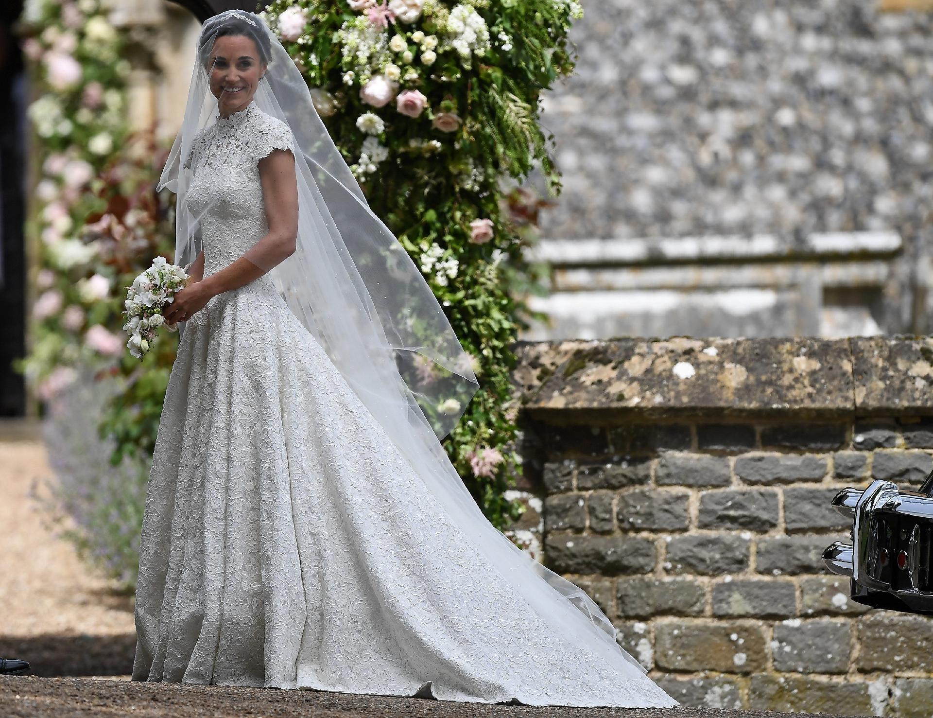 Pippa Middleton chega para o seu casamento com James Matthews na igreja de St. Mark'sem Englefield, o condado de Berkshire - Reuters