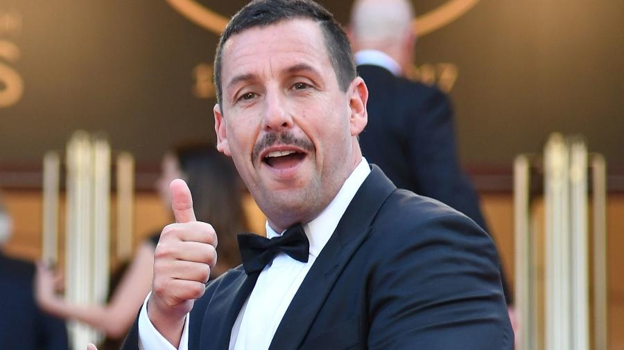 Usando bigode, Adam Sandler manda um "joinha" para os fotógrafos no Festival de Cannes 2017 - Reprodução