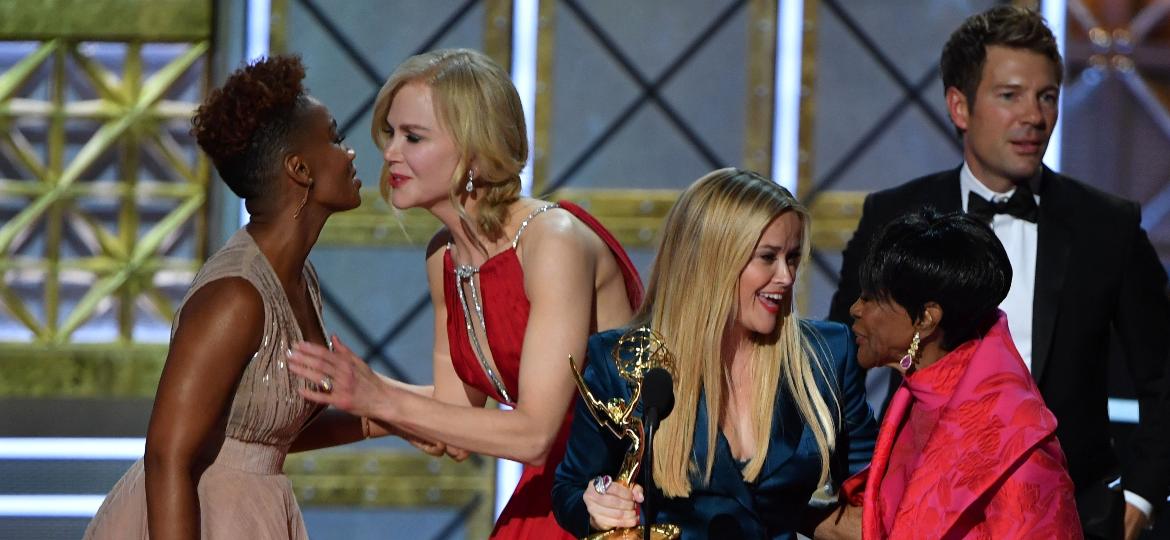 Nicole Kidman e Resse Withespoon recebem o prêmio de melhor série dramática para "Big Little Lies" das mãos de Anika Nini Rose e Cicely Tyson no Emmy 2017 - AFP PHOTO/Frederic J. Brown