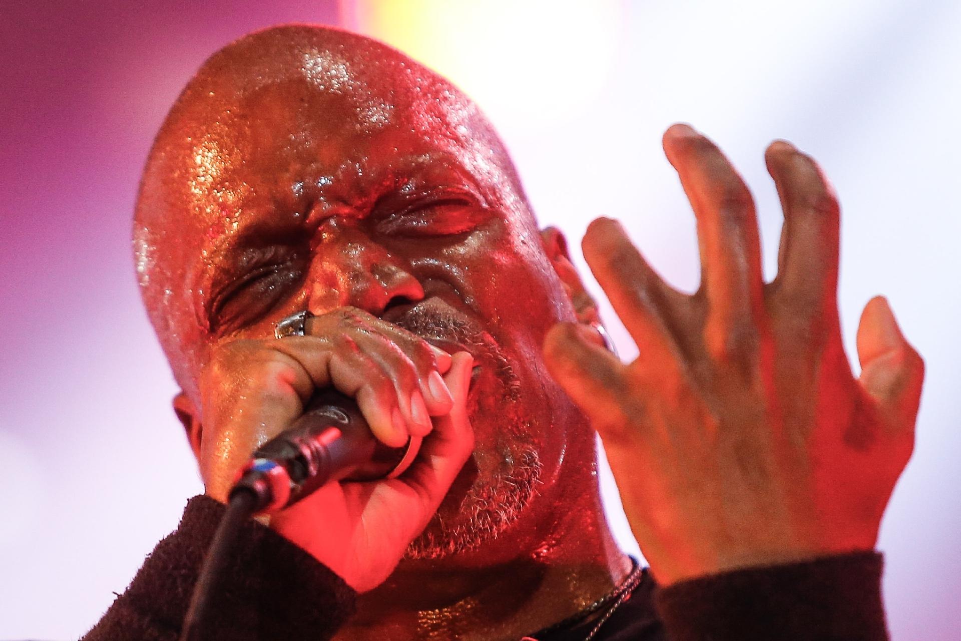 Derrick faz o gesto clássico do metal no show do Sepultura - Marco Antônio Teixeira/UOL