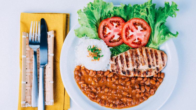 prato saudável; arroz; feijão; salada; frango - Getty Images - Getty Images
