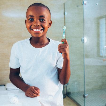 Existem escovas dentais mais indicadas para crianças, adultos e idosos, que têm características e necessidades diferentes. - Getty Images