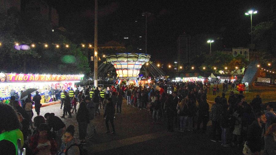 Público se movimenta no Parque de Diversões montado no Anhangabaú, durante a Virada Cultural de 2018, na região central de São Paulo - Roberto Sungi / Futura Press/ Folhapress