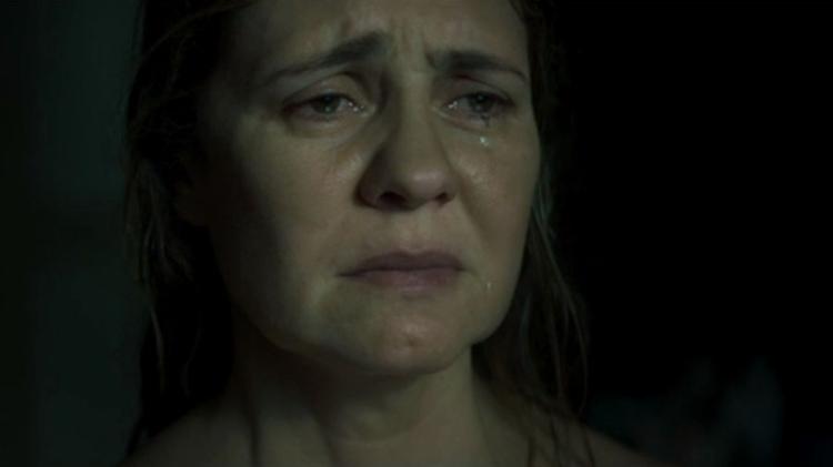 Stela sofre depois de ser estuprada pelo médico e se interna em uma clínica psiquiátrica  - Reprodução/TV Globo - Reprodução/TV Globo