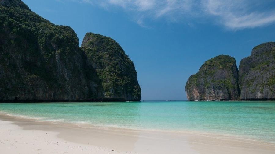 Maya Bay, na Tailândia, foi fechada aos turistas no ano passado para se recuperar dos danos ambientais - JONHATAN HEAD/BBC