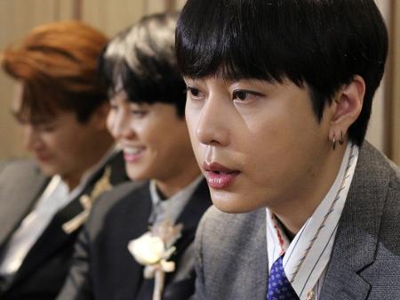 Yong Jun-hyung do grupo Highlight - Roy Issa