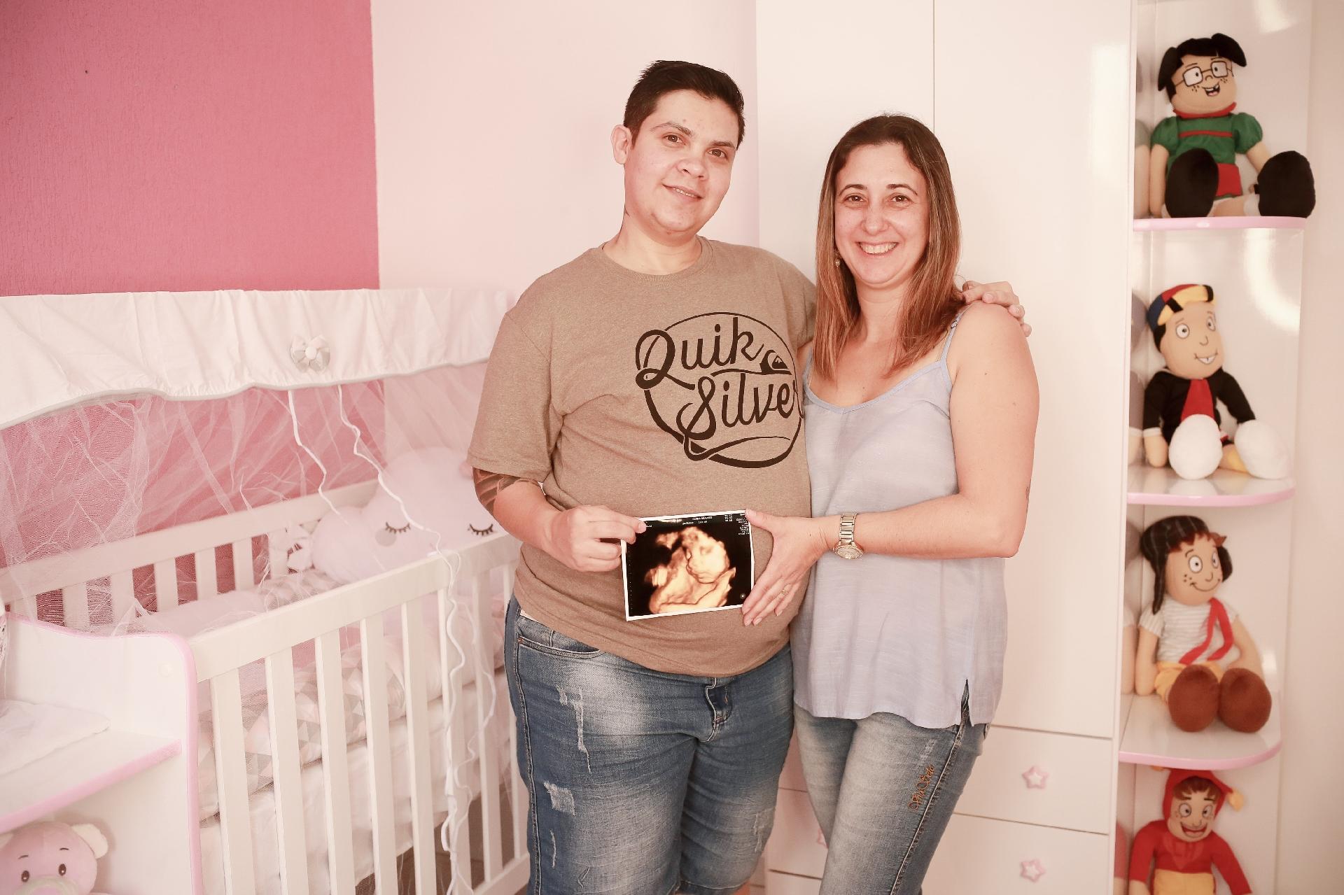 O casal já arrumou o quarto da filha, que deve nascer de cesariana - Iwi Onodera/UOL