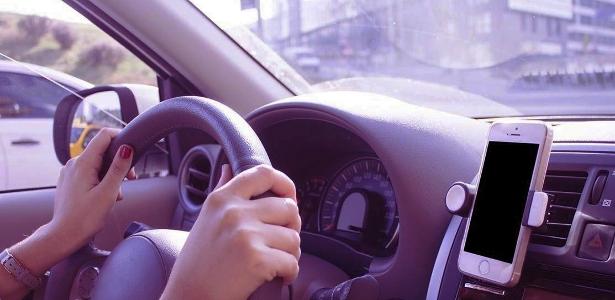 Cuidado com multas | GPS, viva-voz: como usar celular no carro sem cometer infração