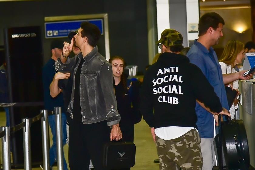 Kevin, Nick Carter e A.J., dos Backstreet Boys, no aeroporto de Guarulhos - Marcello Sá Barretto/AgNews