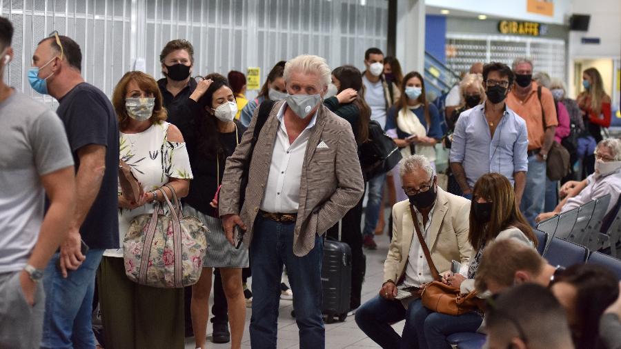 Passageiros aguardam voo no aeroporto em Londres - Getty Images