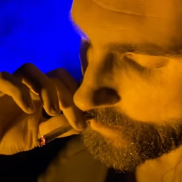 Maroon 5: Adam Levine fuma maconha no clipe de 'Nobody's Love'; veja