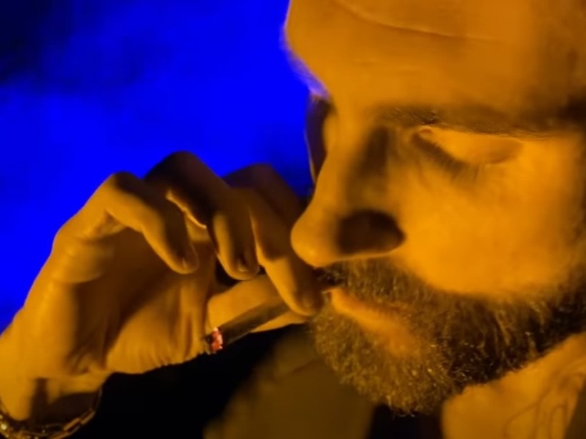 adam levine cigarette takes a smoke break & checks if his new gf is pregnant. Or is an a-hole & saying she needs to lose weight Adam Levine fuma maconha em