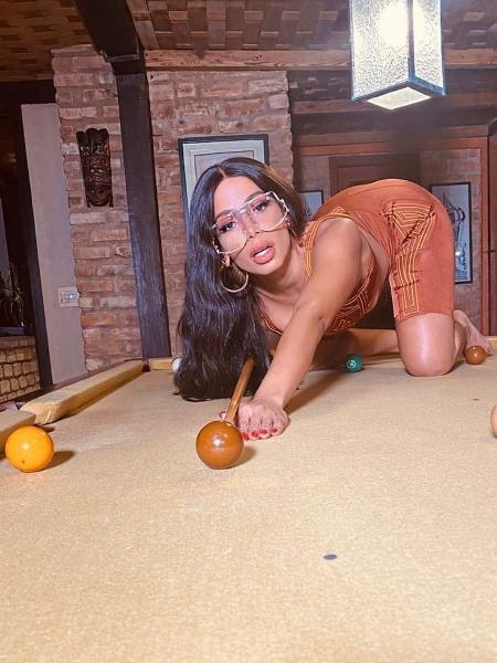 Anitta posou para foto em cima de uma mesa de sinuca - Reprodução/Instagram