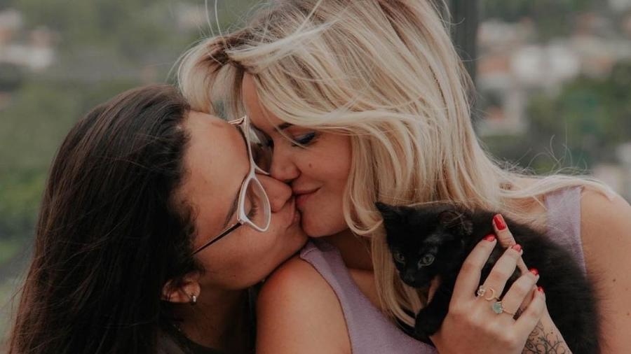 Marcela Mc Gowan ao lado da namorada, a cantora Luíza, e o gatinho das duas - Reproduão/Instagram