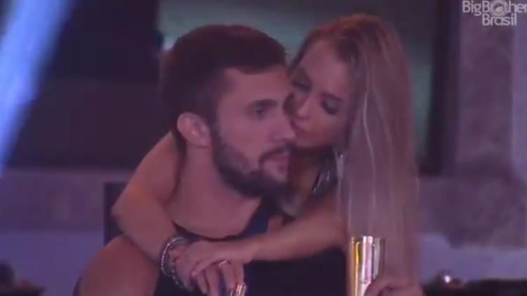 BBB 21: Arthur e Carla conversam na festa da líder Sarah - Reprodução/Globoplay - Reprodução/Globoplay