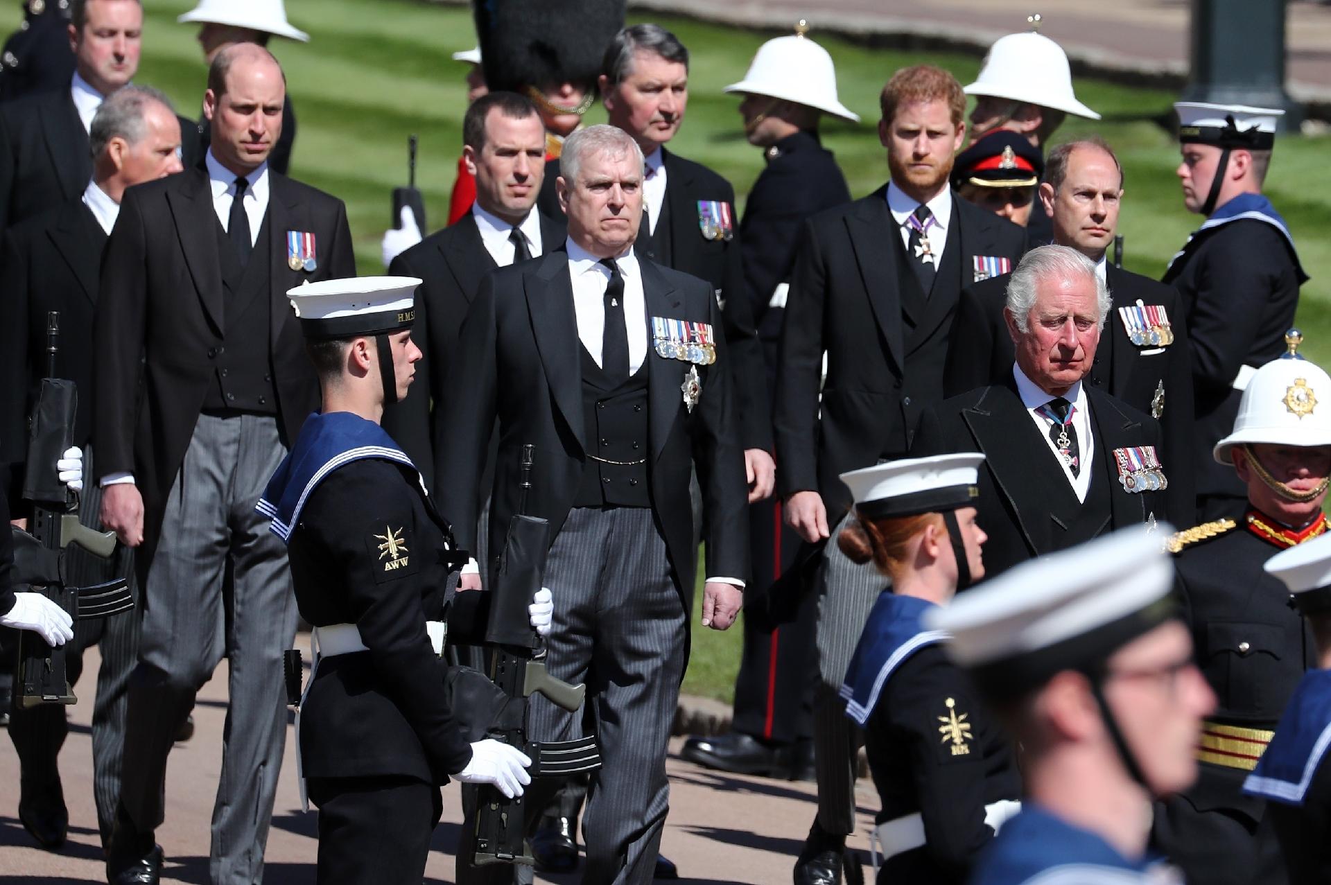 Príncipe Charles (à direita) caminha à frente no cortejo fúnebre de príncipe Philip - Gareth Fuller/WPA Pool/Getty Images