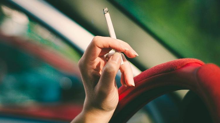 AMP Quer parar de fumar? Veja 12 dicas para abandonar o vício Mão mulher segurando cigarro - Unsplash - Unsplash