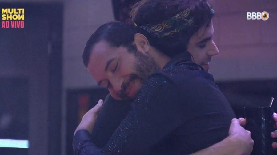 BBB 21: Gilberto e Fiuk se abraçam na última festa do reality - Reprodução/ Globoplay