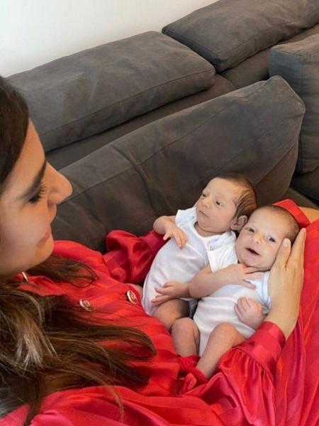 Andréia Sadi com os filhos gêmeos Pedro e João - Reprodução / Instagram