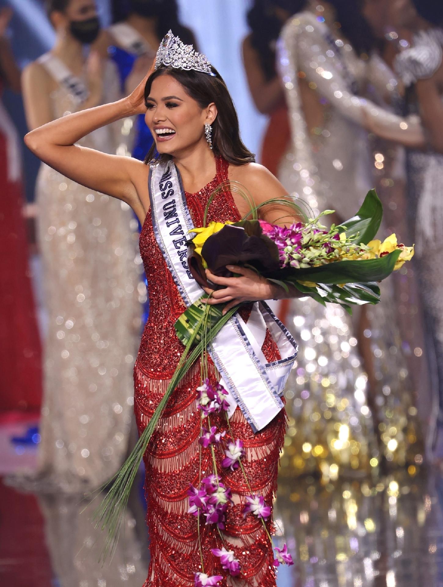 A Miss Universo 2020 cumprimenta o público após sua coroação - Rodrigo Varela/Getty Images/AFP