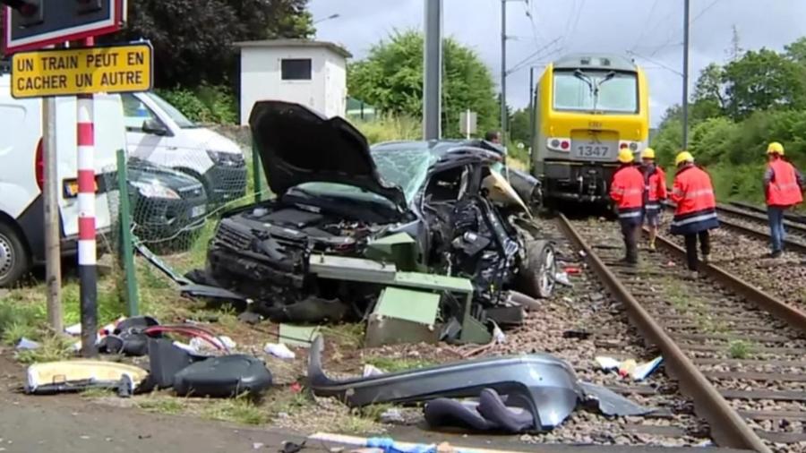 SUV é destruído por trem em Luxemburgo - Reprodução