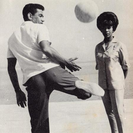 Elza Soares e o marido, o jogador Mané Garrincha, nos anos 60 - Reprodução - Reprodução