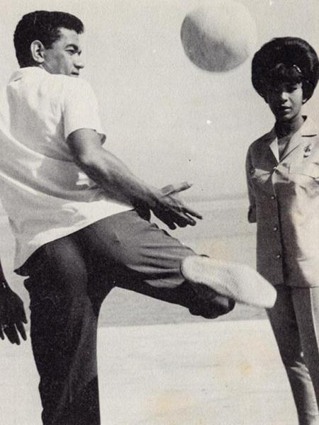 Elza Soares e o marido, o jogador Mané Garrincha, nos anos 60 - Reprodução