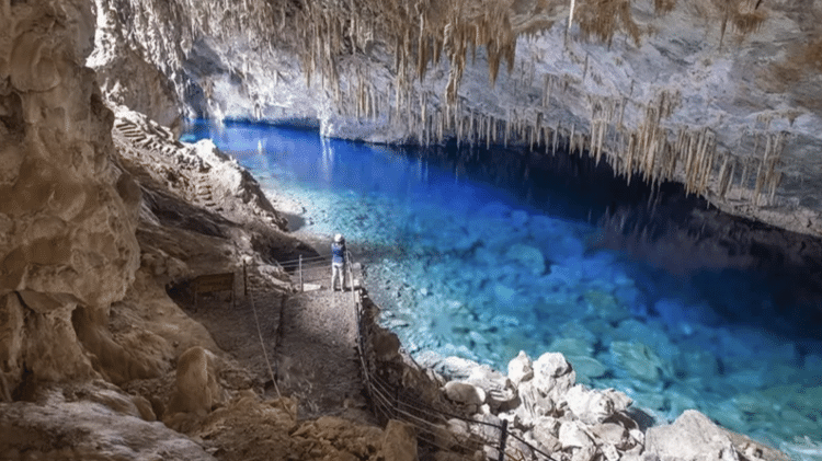 Gruta do Lago Azul, em Bonito (MS), cidade que é citada como exemplo de boa estratégia de longo prazo, por ter começado na década de 1990 a trabalhar o potencial turístico e hoje é um destino bastante solicitado - Prefeitura de Bonito - Prefeitura de Bonito