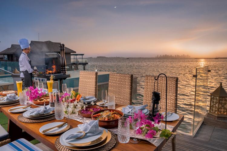 Restaurante junto ao mar no Banana Island Resort Doha by Anantara - Divulgação - Divulgação