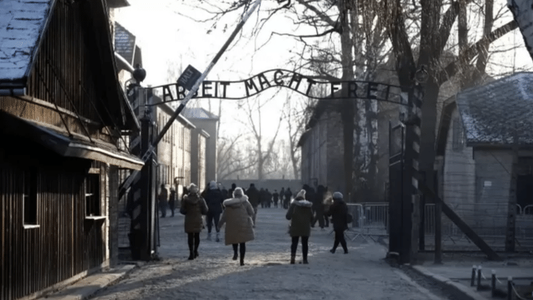 O portão com a frase 'O trabalho liberta' em Auschwitz, antigo campo de extermínio nazista - Reuters - Reuters