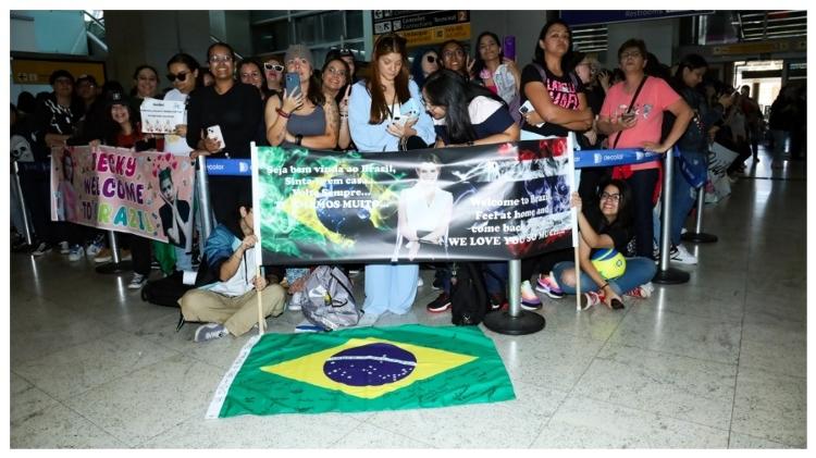 Os fãs à espera de Becky Armstrong no aeroporto de Guarulhos