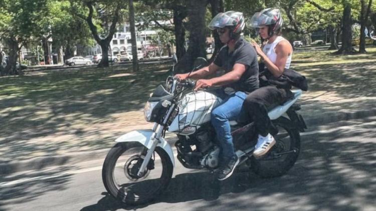 Anitta flagrada na garupa de uma moto no Rio de Janeiro