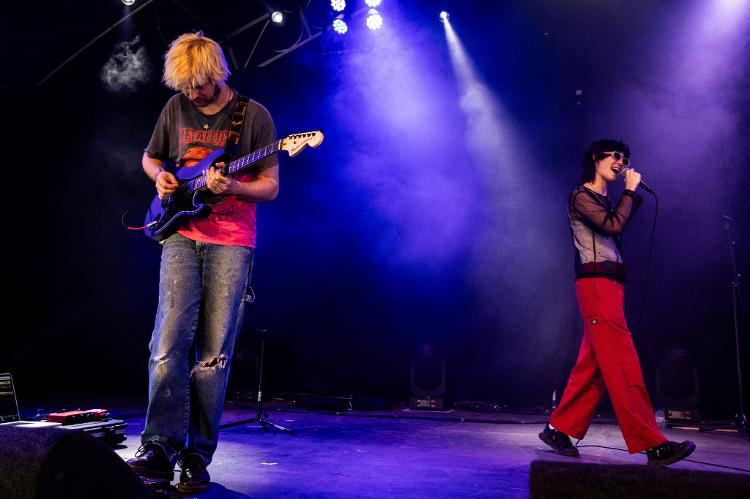 Nate Amos e Rachel Brown, do Water from Your Eyes, durante show no Lowlands Festival 2023, em Biddinghuizen, Holanda