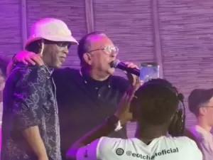 Galvão Bueno faz declaração para Ronaldinho Gaúcho em show do É o Tchan