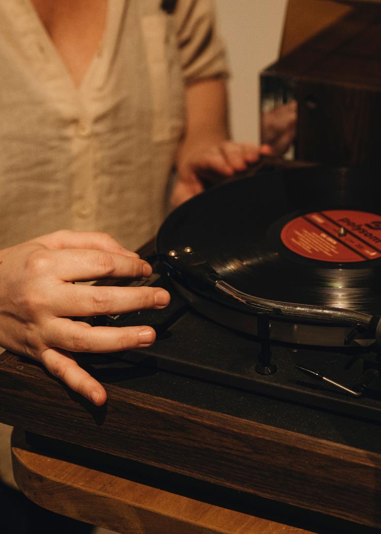 Vinil no toca-discos do Fresta, em Pinheiros Vinil no toca-discos do Fresta, em Pinheiros