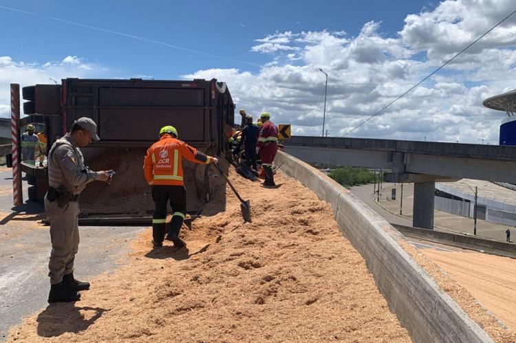 A carreta com serragem tombou em cima de um carro de passeio; motorista ficou soterrada por duas horas