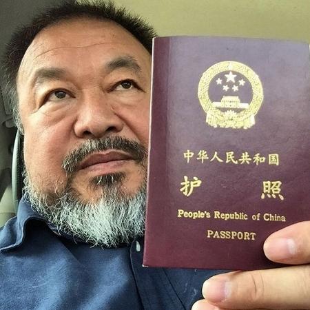 O artista Ai Weiwei mostra seu passaporte, devolvido pelo governo chinês - Reprodução/Instagram/aiww