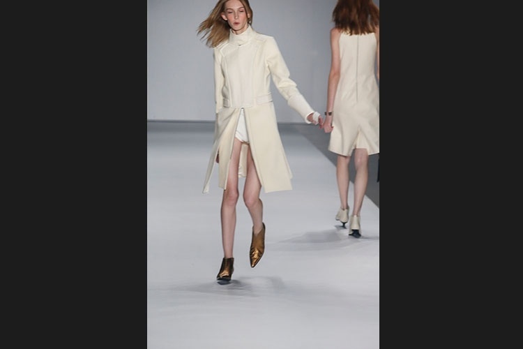 Modelo escorregando - Alexandre Schneider/UOL