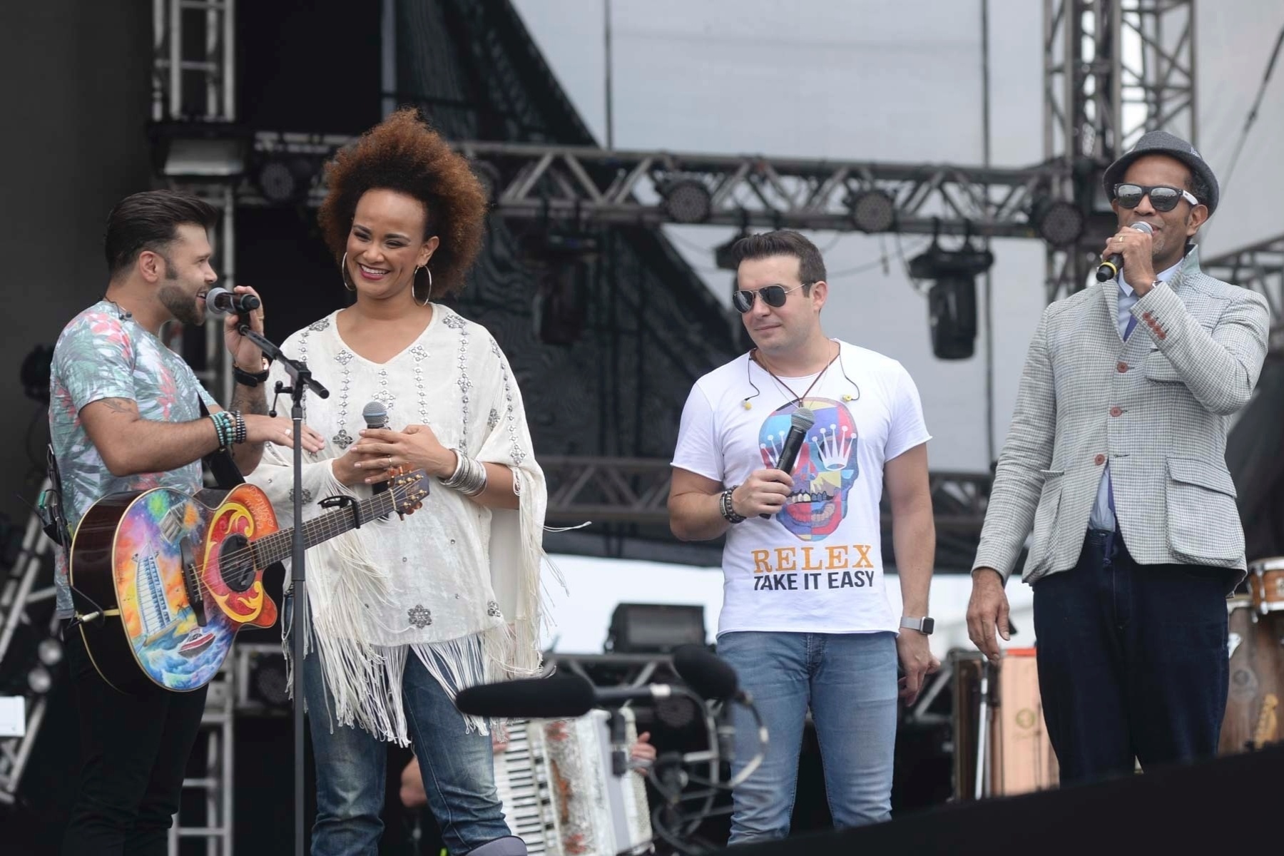 28.nov.2015 - A dupla Marcos & Belutti abrem o Palco Pop na tarde de sábado no Brahma Valley e convidam Luciana Mello e Jair Oliveira para uma pequena participação - Leo Marinho/Divulgação