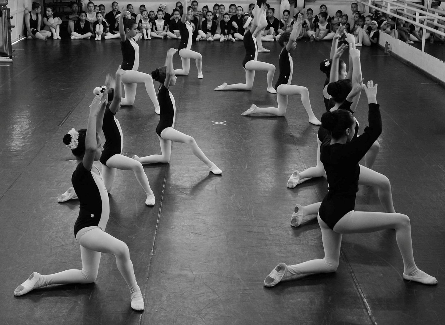 Alunos da Companhia de Dança de Pinhais, na região metropolitana de Curitina, apresentam "O Segredo do Quarto de Brinquedos" - Divulgação