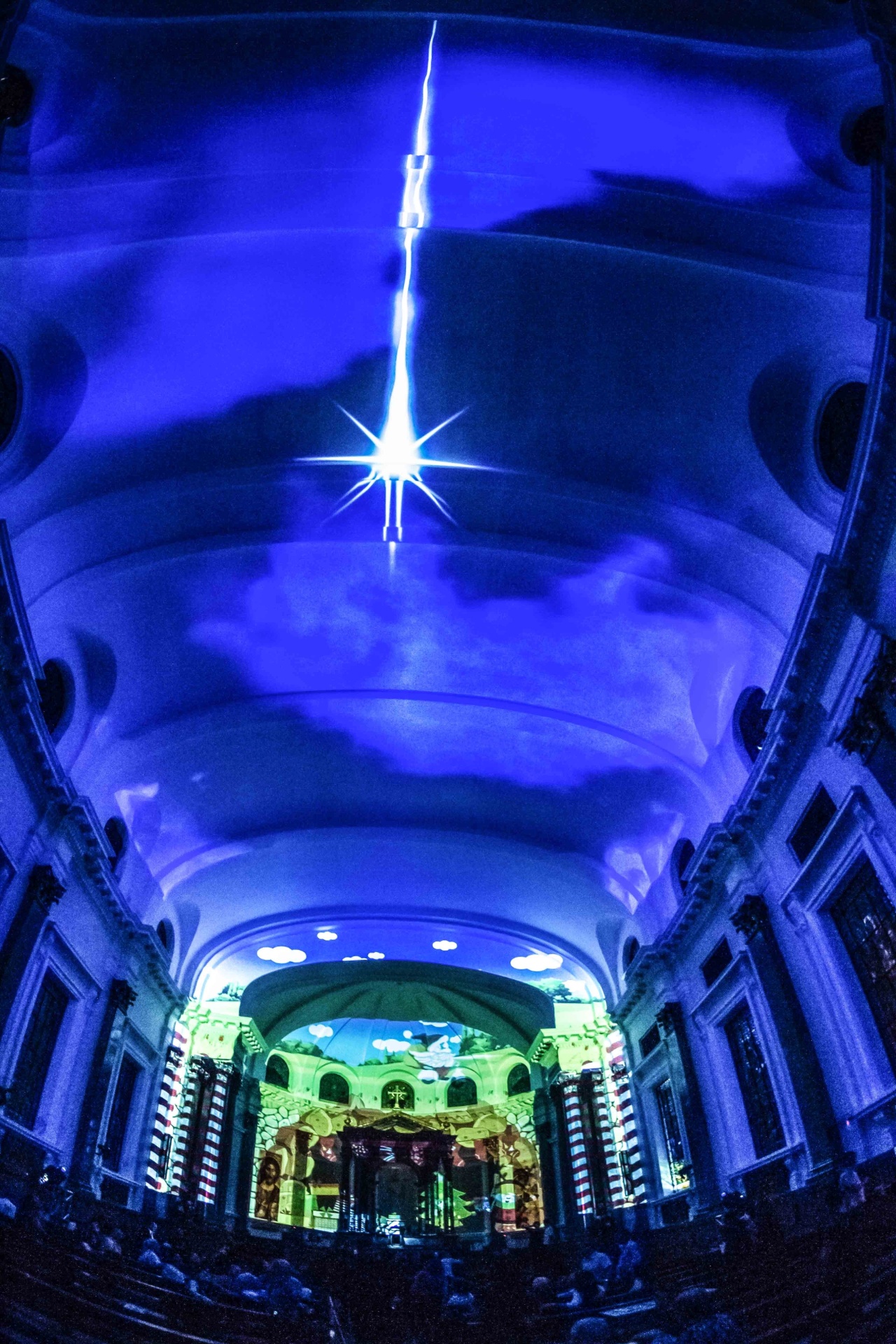 Até dia 22 de dezembro, a igreja São Luís Gonzaga (avenida Paulista, 2.378, Consolação) recebe o Natal Iluminado com apresentações em projeções no altar e no teto da igreja. As projeções são, em sua maioria, inspiradas na Capela Sistina. Imagens de artistas como Michelangelo, Rafael, Bernini e Botticelli fazem parte da apresentação. Veja os horários das sessões: 17/12 (21h30), 18/12 (20h e 21h), 19/12 (19h, 20h e 21h), 20/12 (21h), 21/12 (20h e 21h) e 22/12 (20h e 21h). - Divulgação