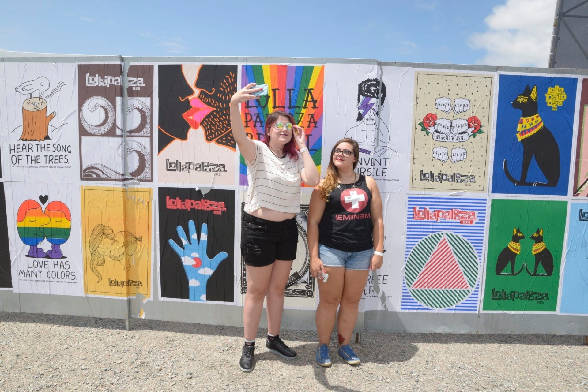 12.mar.2016 - Amigas registram a chegada ao autódromo de Interlagos, em São Paulo, para o primeiro dia do Lollapalooza Brasil 2016 - Rafael Roncato/UOL