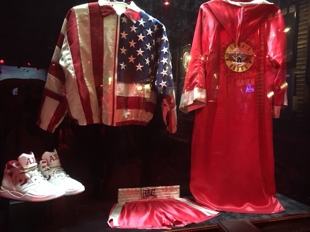 Em Los Angeles, no local onde os ingressos para o show do Guns N' Roses estavam sendo vendidos, foi montada uma mini-exposição com objetos antigos da banda - James Cimino/UOL