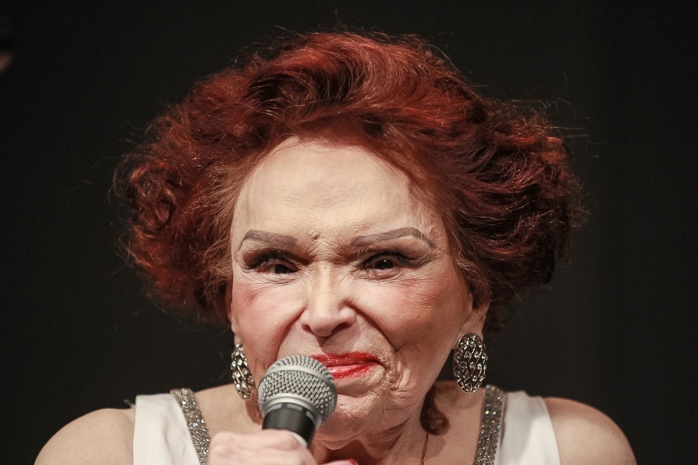 2.abr.2016 - Bibi Ferreira durante restreia do espetáculo "Bibi Ferreira Canta Repertório Sinatra", no Teatro Renaissance, em São Paulo. - Raphael Castello/AgNews
