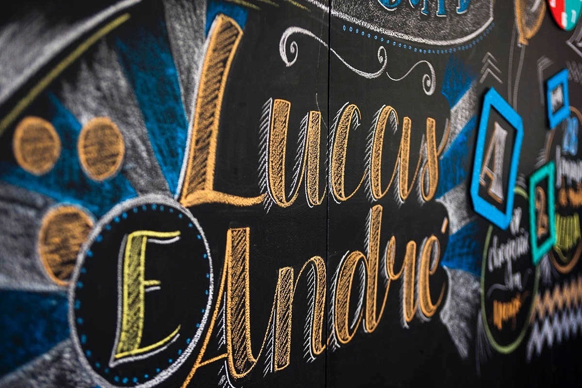 Detalhe do painel de lousa, colocado atrás da mesa principal do chá de bebê, no qual foram escritos os nomes dos gêmeos Lucas e André - Sandra Pagano/Divulgação