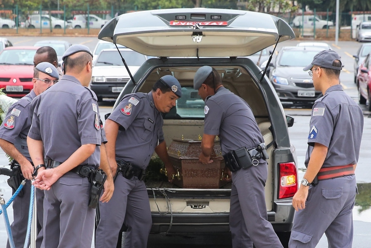 16.mai.2016 - Corpo de cantor Cauby Peixoto chega a Assembleia Legislativa de São Paulo, por volta das 8h30 da manhã. O velório começa às 9h e será aberto ao público - Manuela Scarpa/Brazil News