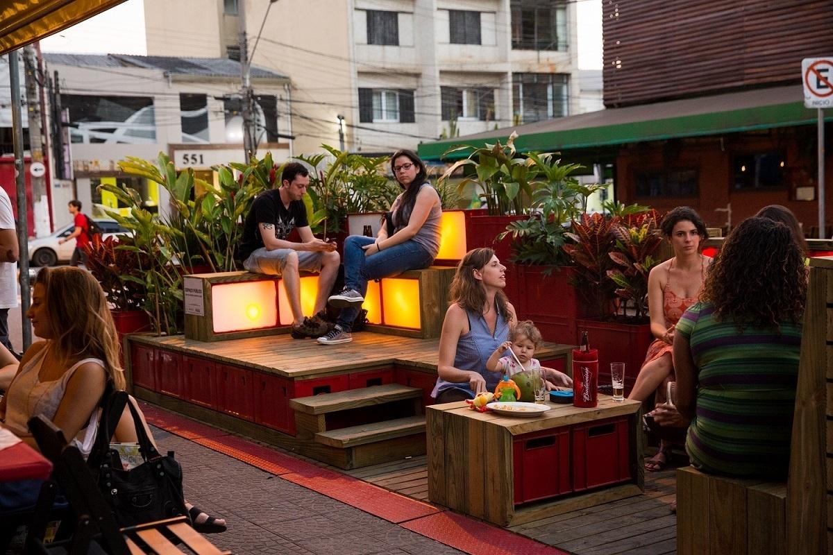 Com 22 m², o Parklets SP, de Guilherme Gambier Ortenblad, são pracinhas em plataformas na rua, em áreas antes ocupadas por carros. O espaço é equipado com bancos, floreiras e mesas, entre outros itens. As duas primeiras unidades, implantadas colaborativamente e com o intuito de promover a oferta de espaços públicos na capital paulista, concorrem ao Prêmio Instituto Tomie Ohtake - AkzoNobel 2016 - Divulgação